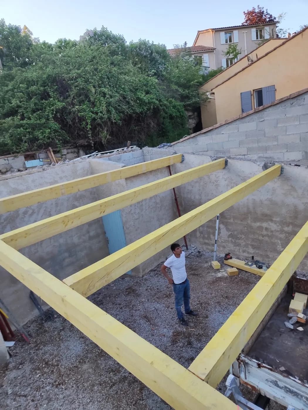 Ossature de charpente neuve montée sur les murs d'un bâtiment annexe